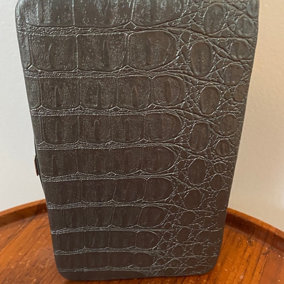 Elegant Gray Crocodile-Embossed Wallet - Picture 3 of 6